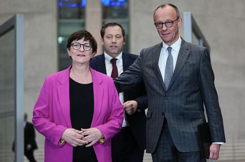 Friedrich Merz (CDU), Saskia Esken und Lars Klingbeil (beide SPD)