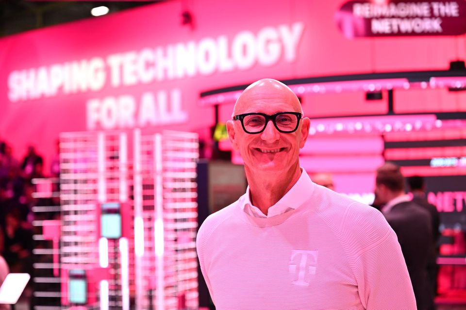 Telekom-Chef Tim Höttges steht am Messestand seiner Firma bei der Mobilfunk-Messe Mobile World Congress in Barcelona