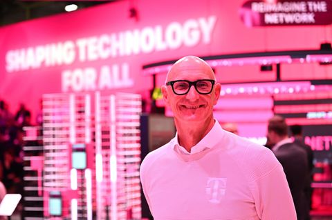 Telekom-Chef Tim Höttges steht am Messestand seiner Firma bei der Mobilfunk-Messe Mobile World Congress in Barcelona