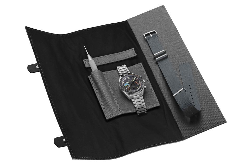 Die neue „Speedmaster Pilot“ wird mit einem schützenden Etui nebst Wechselarmband und passendem Werkzeug verkauft