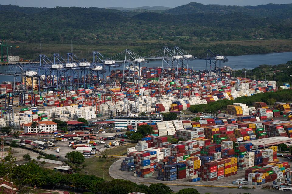 Container im Hafen Balboa am Panamakanal