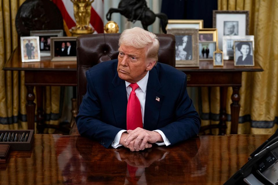 Donald Trump sitzt an seinem Schreibtisch im Weißen Haus