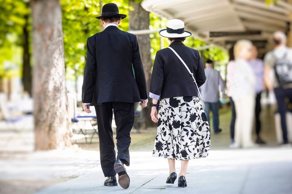 Ein elegantes Paar flaniert durch Baden-Baden