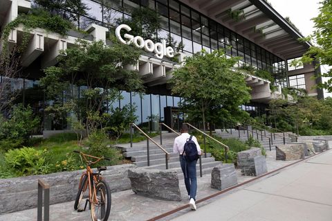 Eine Person läuft in das Google Gebäude rein