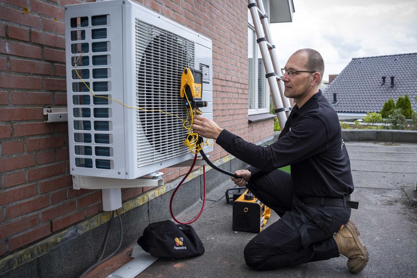 Ein Handwerker installiert eine Wärmepumpe