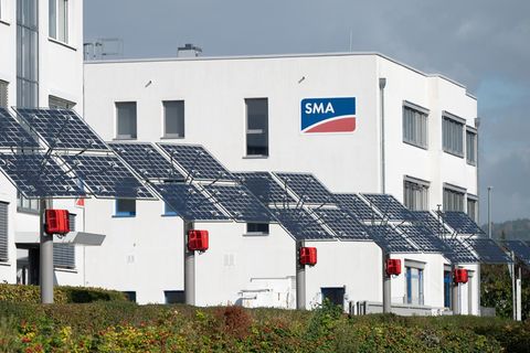 Photovoltaikanlagen stehen vor dem Hauptsitz des Unternehmens SMA Solar Technology