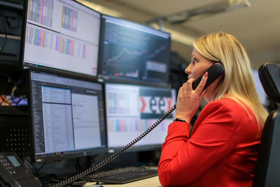 Günstiger Strom Strombörse einfach erklärt Wann ist Strom billig