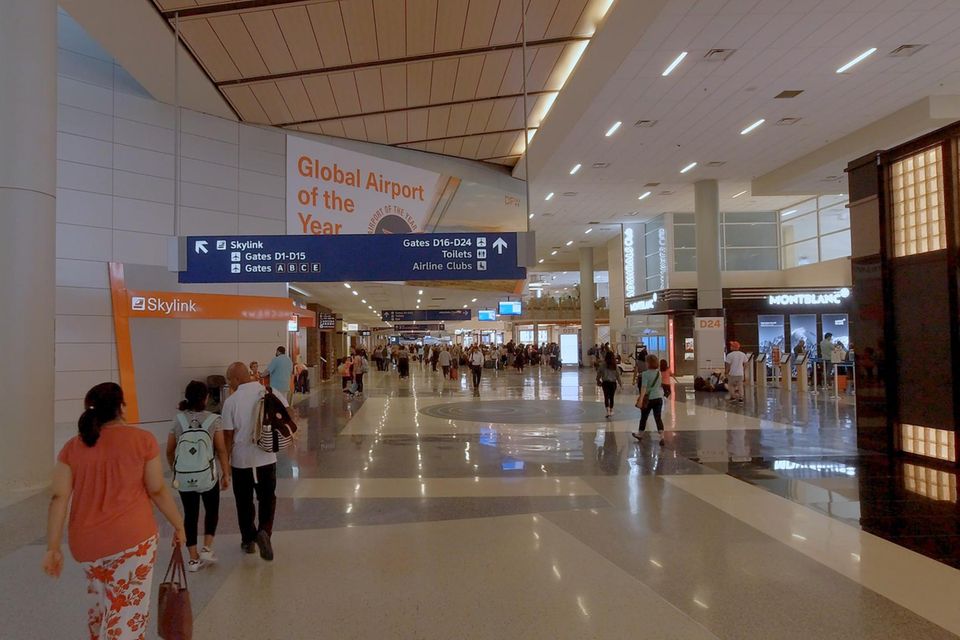 Menschen am Flughafen Dallas Fort-Worth