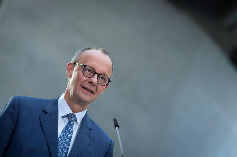 Der mögliche kommende Bundeskanzler Friedrich Merz will nicht nur in Infrastruktur investieren, sondern auch allerlei soziale Wohltaten ins Koalitionspapier mit der SPD aufnehmen