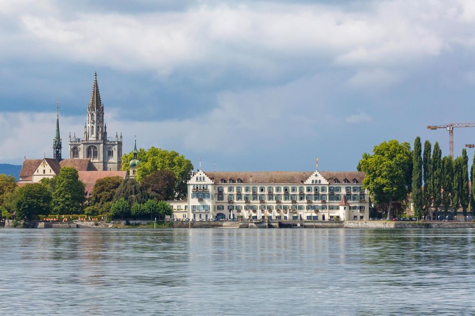 Steigenberger Inselhotel Konstanz. Dahinter das Konstanzer Münster und die Christuskirche