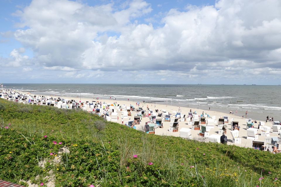 Die Kurtaxe wird auch deshalb gern bei der Kalkulation der Urlaubskosten vergessen, weil sie meist erst vor Ort entrichtet wird (auf der Fähre, in der Unterkunft oder am Strand) und deshalb bei der Buchung nur am Rande auftaucht. Auch auf Wangerooge kann sich die Kurtaxe schnell summieren. Hier werden wie auf Norderney 4,90 Euro fällig. Für ein Paar bedeutet das bei einem zweiwöchigen Urlaub Mehrkosten in Höhe von rund 137 Euro. 