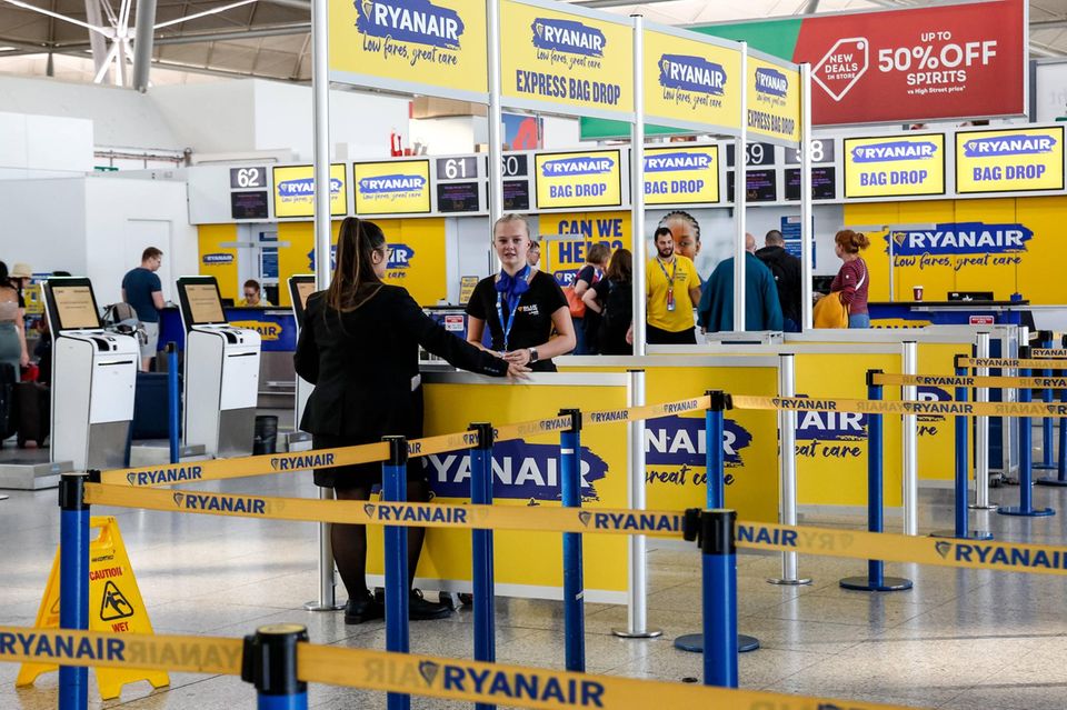 Menschen am Check-in Schalter von Ryanair
