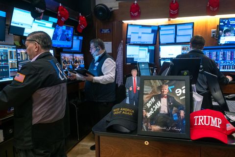 Händler arbeiten an der New Yorker Börse