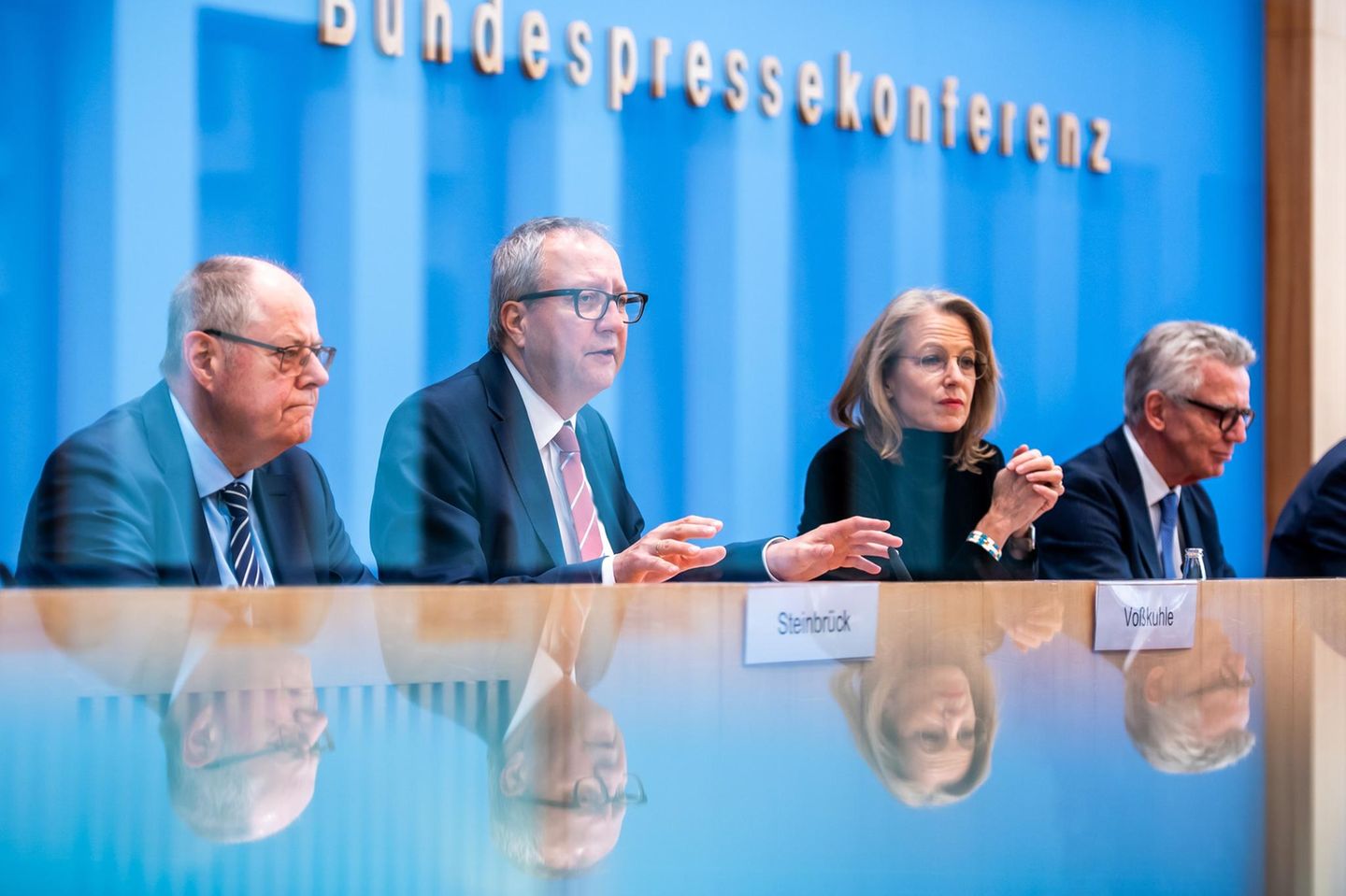 Peer Steinbrück, Andreas Vosskuhle, Julia Jäkel und Thomas de Maizière (von links) am Mittwoch in der Berliner Bundespressekonferenz