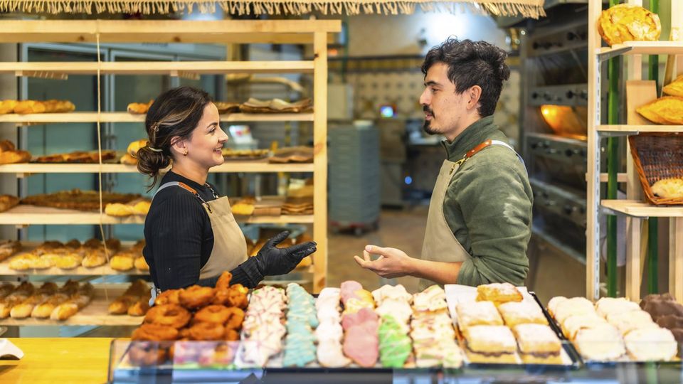 Verkäufer in einer Bäckerei Verkäufer in einer Bäckerei