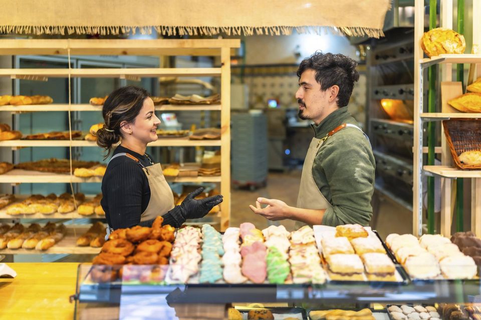 Verkäufer in einer Bäckerei