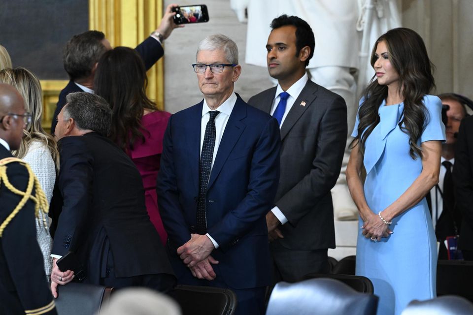 Apple-Chef Tim Cook gilt als geschickter Verhandler, wenn es um den Umgang mit Donald Trump geht. Bei seinen Annäherungsversuchen geht er jedoch deutlich diskreter vor als einige seiner CEO-Kollegen – mit öffentlichen Lobliedern hält er sich eher zurück. Privat spendete er Medienberichten zufolge rund 1 Mio. US-Dollar für Trumps Amtseinführung. Bei der Zeremonie wirkte er allerdings nicht so glücklich. Seitdem ging es auch mit Apples Aktienkurs bergab, insgesamt um gut vier Prozent. Damit sank der Börsenwert um rund 137 Mrd. Dollar.