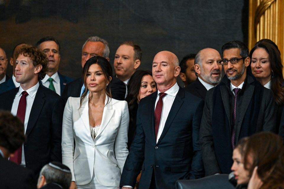 Amazon-Gründer Jeff Bezos (Mitte) nahm mit seiner Verlobten Lauren Sánchez (2. v.l.) an Trumps Amtseinführung teil. Der Milliardär hat eine schwierige Beziehung zu dem Republikaner: In der Vergangenheit gab es Knatsch wegen eines geplatzten Amazon-Auftrags für das Pentagon. Zuletzt näherte sich Bezos wieder an. Für die Amtseinführung spendete sein Unternehmen 1 Mio. US-Dollar. Bisher hat ihm der neue Kurs des US-Präsidenten und die daraus resultierenden Verwerfungen eher geschadet: Amazons Kurs brach seit der Amtseinführung um 13 Prozent ein. Das dezimierte den Börsenwert um rund 311 Mrd. Dollar.