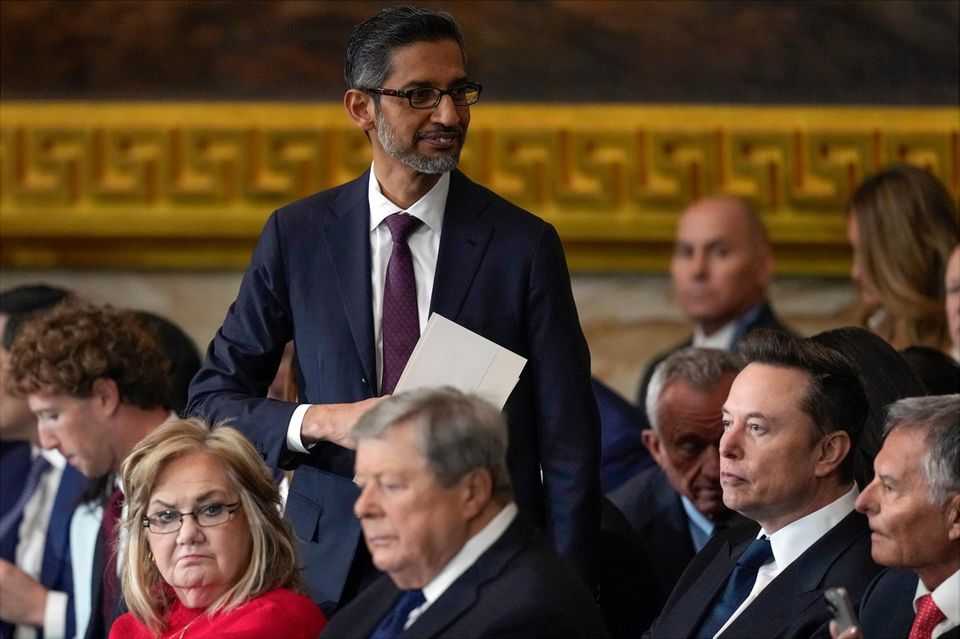 Sundar Pichai, der Chef der Google-Mutter Alphabet, hält sich in der Öffentlichkeit mit politischen Äußerungen eher zurück. Zur Amtseinführung kam er trotzdem – und spendete via Google rund 1 Mio. US-Dollar. Ausgezahlt hat sich das bisher nicht. Infolge von Trumps erratischer Handelspolitik und den daraus resultierenden Verwerfungen am Aktienmarkt verlor Alphabet gut 16 Prozent an Börsenwert – das entspricht rund 214 Mrd. Dollar.