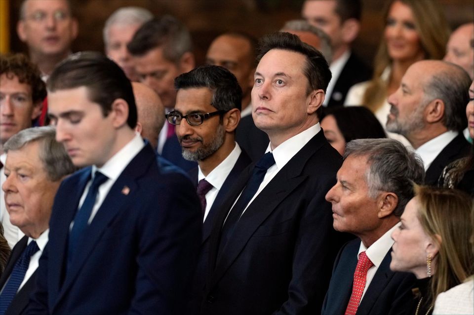 Tesla-Chef Elon Musk ist der mit Abstand größte Unterstützer von Donald Trump – verbal, aber auch finanziell. Im Wahlkampf trat er mehrmals bei Trumps Veranstaltungen auf und investierte mehr als 250 Mrd. US-Dollar in seine Kampagne – die wohl größte Wahlkampfspende in der Geschichte der USA. Hat es sich gelohnt? Musks Einfluss ist seit der Amtseinführung gestiegen. Seine Firma Tesla hat jedoch schwer gelitten: Seit dem 20. Januar hat sich der Kurs fast halbiert, um insgesamt 46 Prozent. Das radierte einen Börsenwert von rund 631 Mrd. Dollar aus. Tesla ist damit der zweitgrößte Börsenverlierer der neuen Trump-Ära. 