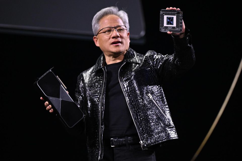 Nvidia-CEO Jensen Huang kam nicht zur Amtseinführung von US-Präsident Donald Trump. Unter den Chefs der „Magnificent Seven“ stach er mit seiner Abwesenheit heraus. Über das Verhältnis der beiden ist wenig bekannt. Fakt ist: Nvidia ist der größte Verlierer der neuen Amtszeit. Seit dem 20. Januar hat es rund 706 Mrd. Dollar an Börsenwert eingebüßt (-21 Prozent). Neben Trumps Handelskonflikten ist darin allerdings auch der Deepseek-Schock mit eingepreist.