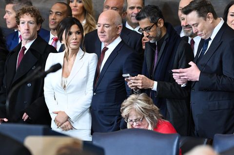 Die Tech-Milliardärs-Reihe bei Donald Trumps Amtseinführung (v.l): Mark Zuckerberg (Meta), Jeff Bezos mit Verlobter Lauren Sánchez (Amazon), Sundar Pichai (Alphabet) und Elon Musk (Tesla).