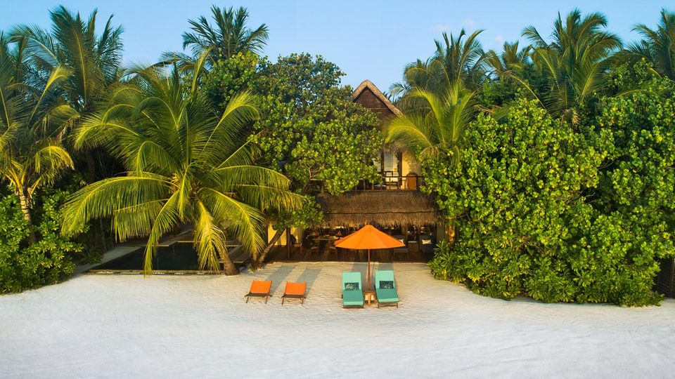 Die Strandvillen des Taj Exotica besitzen große Gärten und eigene Pools, in denen man ein „floating breakfast“ genießen kann