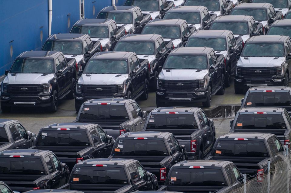 Ford-Pickups stehen im Hafen von Bremerhaven