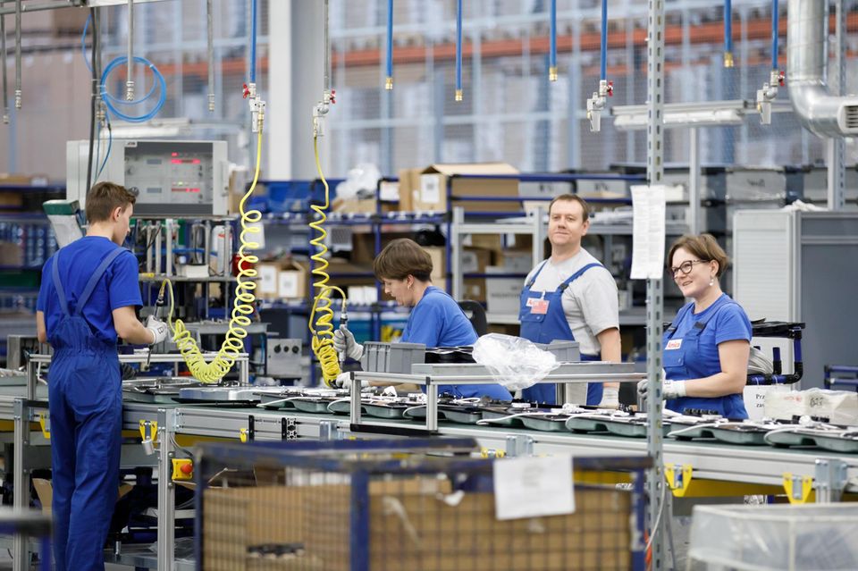 Arbeiter in einer Fabrik des Hausgeräteherstellers Amica