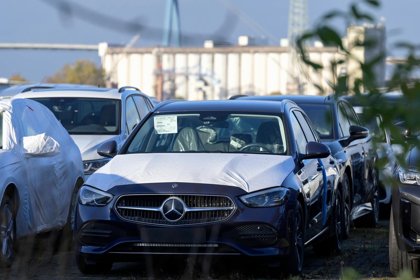 Mercedes-Benz-Autos stehen in Hamburg zur Verschiffung bereit