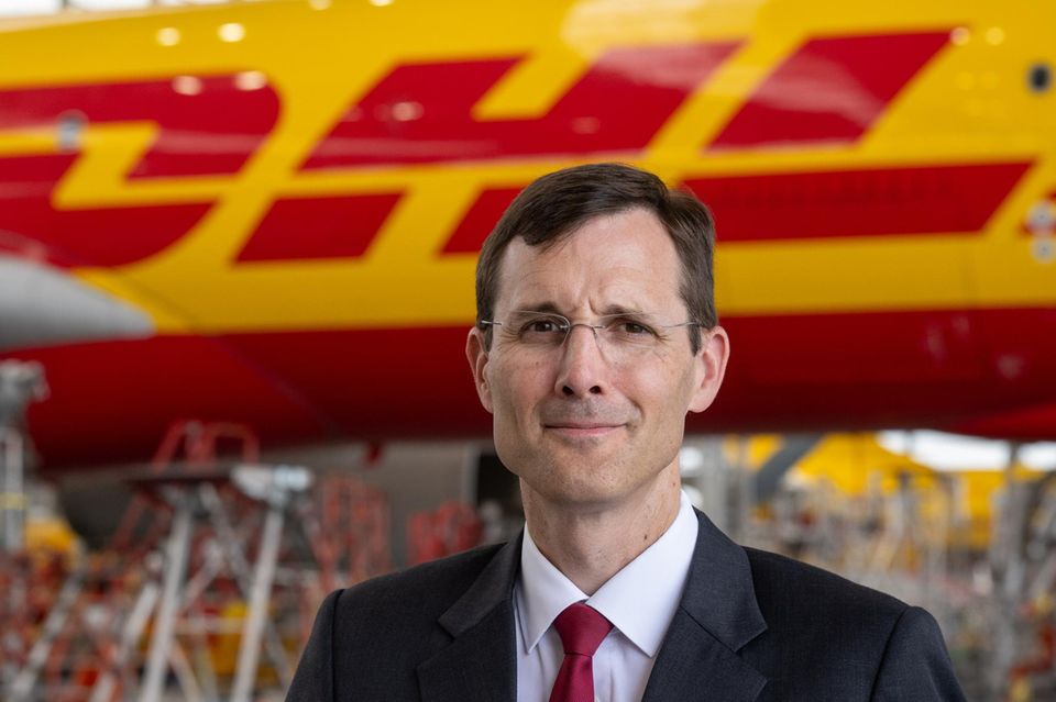 Tobias Meyer, DHL Group: 2,4 Mio. Euro  Unter seiner Führung verbuchten DHL und die Deutsche Post im vergangenen Jahr einen Gewinneinbruch. Das spiegelt sich auch in seinen Boni wider: Insgesamt sank seine Vergütung um 40 Prozent, von 4,1 auf 2,4 Mio. Euro. Gespart wird auch bei der Belegschaft: Die Post will in Deutschland bis zum Jahresende 2025 rund 8000 Stellen abbauen.