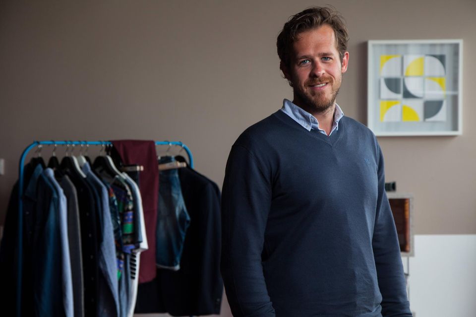 Robert Gentz (im Bild), Zalando: 405.000 Euro  David Schröder, Zalando: 969.000 Euro  Die beiden Co-CEOs der Berliner Modeplattform gehören zu den Geringverdienern im Dax. Das liegt an der besonderen Boni-Struktur bei Zalando: Sie belohnt vor allem langfristigen Erfolg über mehrere Jahre. So kommt es alle paar Jahre zu Mega-Ausschüttungen: 2021 kassierte Gentz zum Beispiel 40,5 Mio. Euro. 2021 war es hingegen nur 109.000 Euro – damit verdiente der Co-CEO wahrscheinlich deutlich weniger als so manch einer seiner Mitarbeiter.