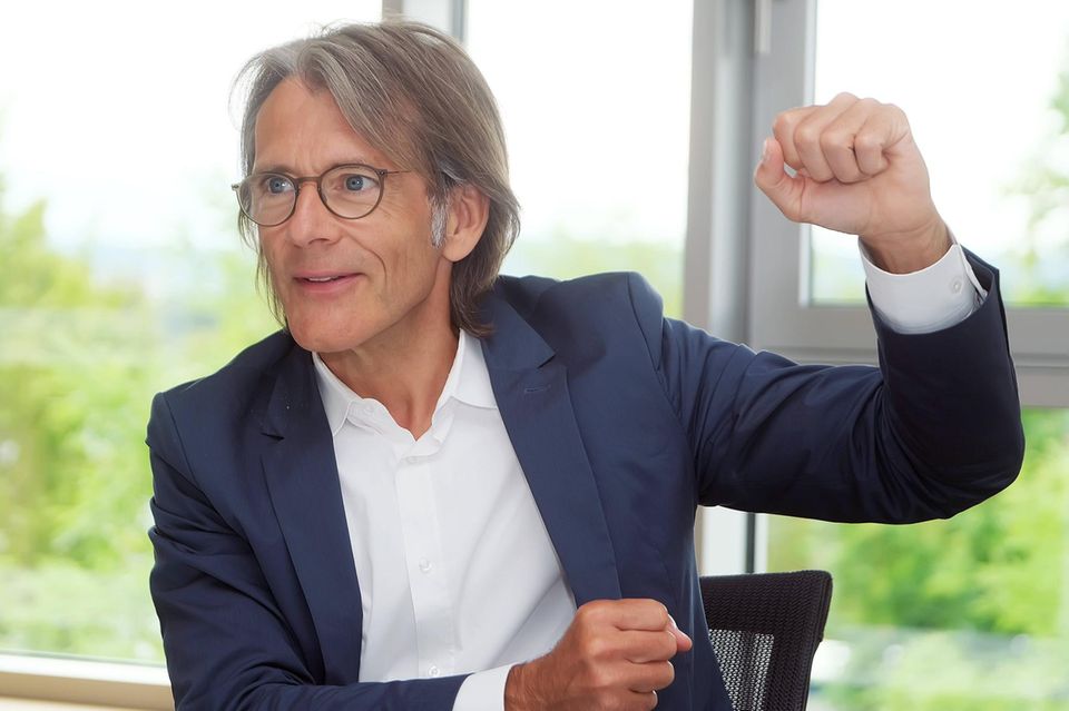 Joachim Kreuzburg, Sartorius: 1,6 Mio. Euro  Der Pharma- und Laborzulieferer Sartorius hat ein durchwachsenes Jahr hinter sich, was auch an der schwächelnden Nachfrage aus China liegt. Der Gewinnrückgang macht sich auch im Bonus von CEO Joachim Kreuzburg bemerkbar: Seine Vergütung sank um elf Prozent, von 1,8 auf 1,6 Mio. Euro.