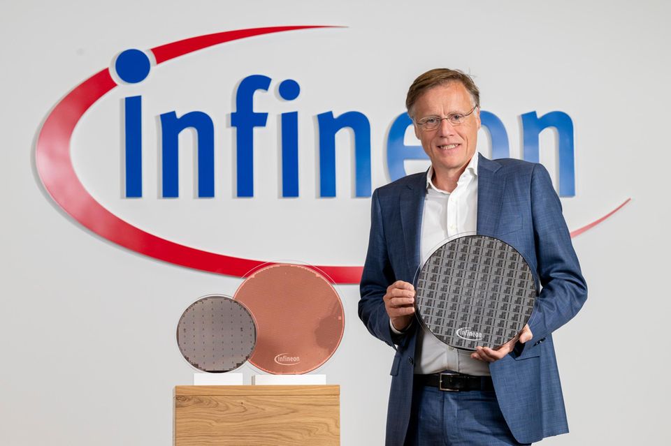 Jochen Hanebeck, Infineon: 2,3 Mio. Euro  Der Chef von Europas größtem Chiphersteller musste 2024 schrumpfende Umsätze verbuchen. Seine Vergütung sank um 19 Prozent. Einzig gute Nachricht: Anderen Chipherstellern ging es noch schlechter.