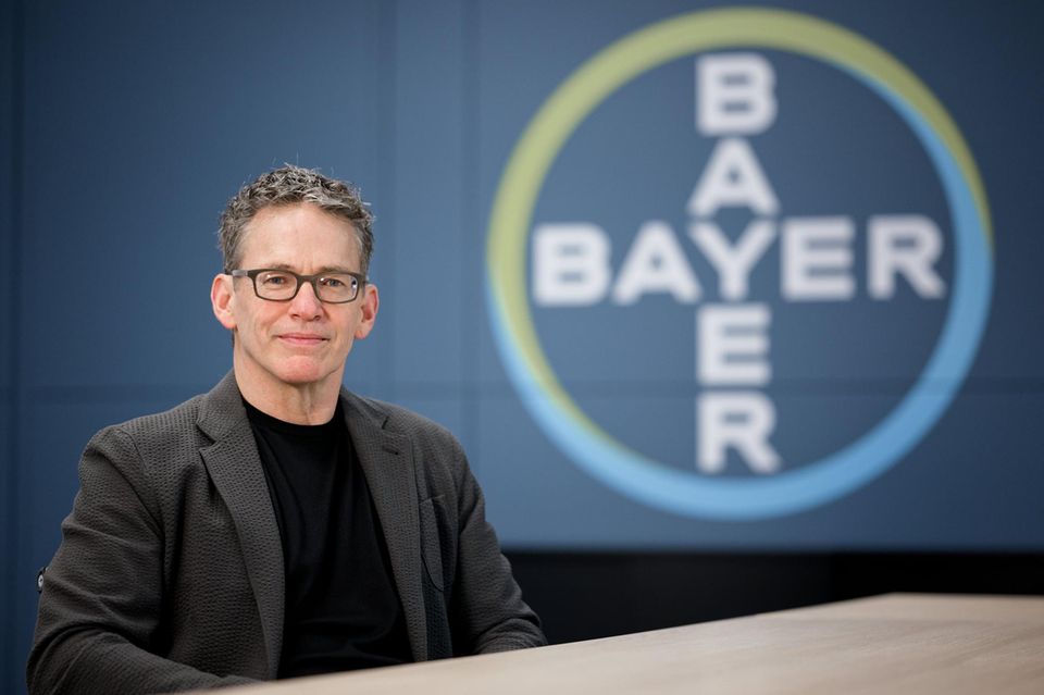 Bill Anderson, Bayer: 4,8 Mio. Euro  Der frühere Roche-Manager kam 2023 nach Leverkusen, um den angeschlagenen Pharma- und Agrarkonzern wieder auf Kurs zu bringen. Bisher tut er sich damit schwer. Für 2024 musste er einen Gewinnrückgang vermelden, vor allem wegen des schwachen Agrargeschäfts. Entsprechend litt sein Bonus. Insgesamt schrumpfte sein Gehalt etwa um ein Viertel, von 6,5 auf 4,8 Mio. Euro.