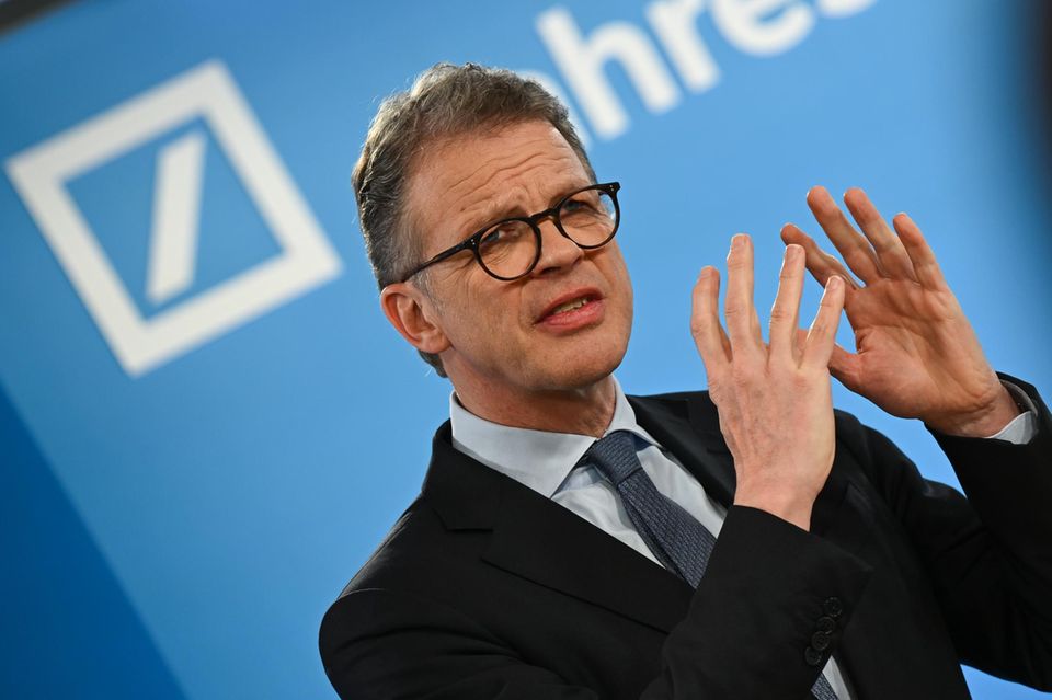 Christian Sewing, Deutsche Bank: 4,9 Mio. Euro  Bei der Deutschen Bank arbeiten wahrscheinlich so viele Einkommensmillionäre wie bei keinem anderen deutschen Unternehmen: 647 der knapp 90.000 Mitarbeiter verdienten im abgelaufenen Jahr mehr als eine Million Euro. Dazu gehört auch Vorstandschef Christian Sewing. Mit seinen 4,9 Mio. Euro (minus 3 Prozent zum Vorjahr) ist er jedoch nicht mal Spitzenverdiener. Nach Angaben des Bankhauses gab es einen Manager, der sogar mehr als 17 Mio. Euro kassierte.