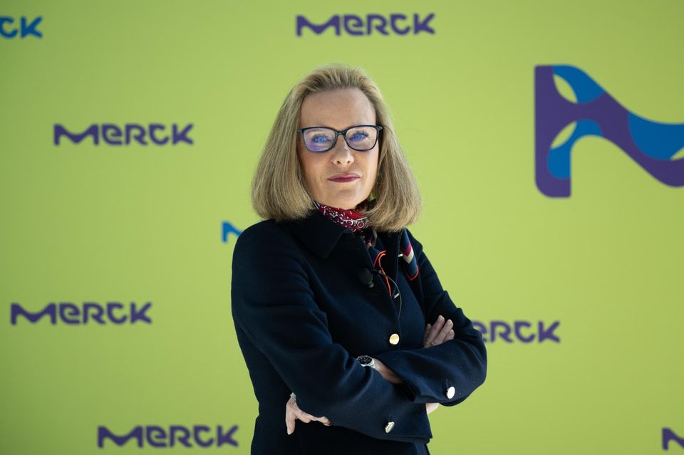 Belén Garijo, Merck: 6,1 Mio. Euro  Der Pharma- und Technologiekonzern Merck hat im vergangenen Jahr von guten Geschäften mit Medikamenten und Elektronikmaterialien für die Halbleiterindustrie profitiert. Für Vorstandschefin Belén Garijo rechnete sich das aufgrund langfristiger Betrachtungen noch nicht: Ihr Bonus sank dieses Jahr. Insgesamt lag ihr Gehalt bei 6,1 Mio. Euro, gut 38 Prozent weniger als im Vorjahr. 