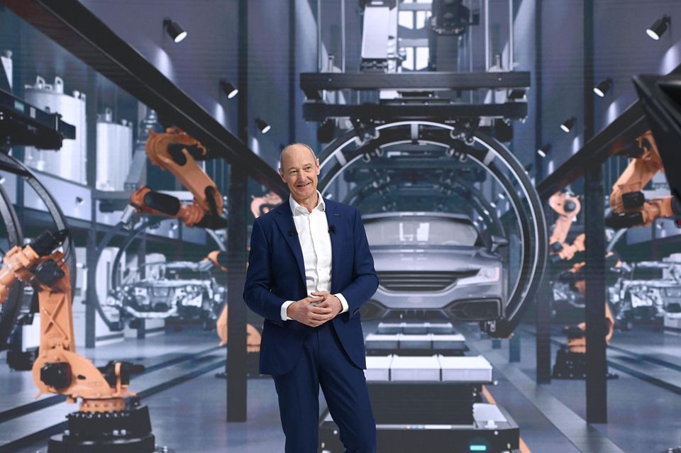 Roland Busch, Siemens: 8,6 Mio. Euro  Siemens leidet unter eher zähen Geschäften, insbesondere bei der Automatisierung. In der Bilanz steht aufgrund einer Anteilsübertragung an seine Ex-Tochter Siemens Energy trotzdem ein Rekordgewinn. Konzernchef Roland Busch wird belohnt: Seine Bezüge stiegen im vergangenen Jahr von 6,8 auf 8,6 Mio.   