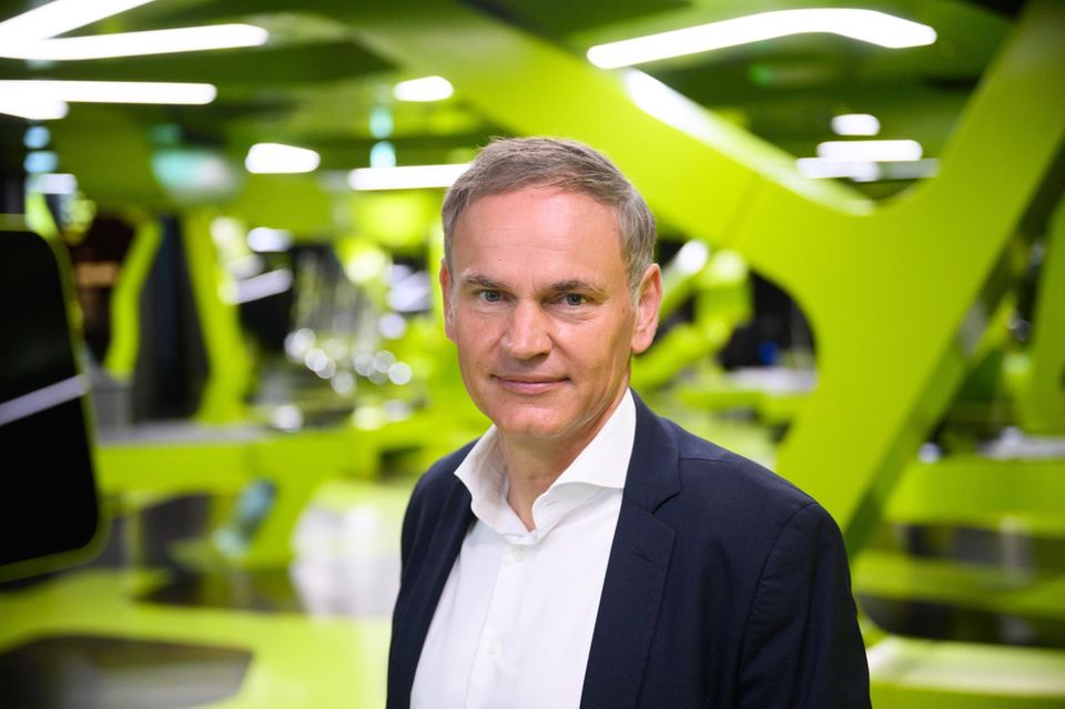 Oliver Blume, Volkswagen und Porsche: 9,2 Mio. Euro  Oliver Blume führt gleich zwei Dax-Konzerne an: Volkswagen und Porsche. Insgesamt kommt er mit zwei Gehältern auf 9,2 Mio. Euro, ein leichtes Plus von fünf Prozent im Vergleich zum Vorjahr. Dabei ist ein freiwilliger Gehaltsverzicht von 65.000 Euro bereits eingepreist, um die Gemüter in Wolfsburg zu beruhigen. Dort herrscht momentan Krisenstimmung. In diesem und im nächsten Jahr wollen die Volkswagen-Vorstände deswegen auf elf Prozent ihrer gesamten Vergütung verzichten, als Beitrag zum Sparprogramm.