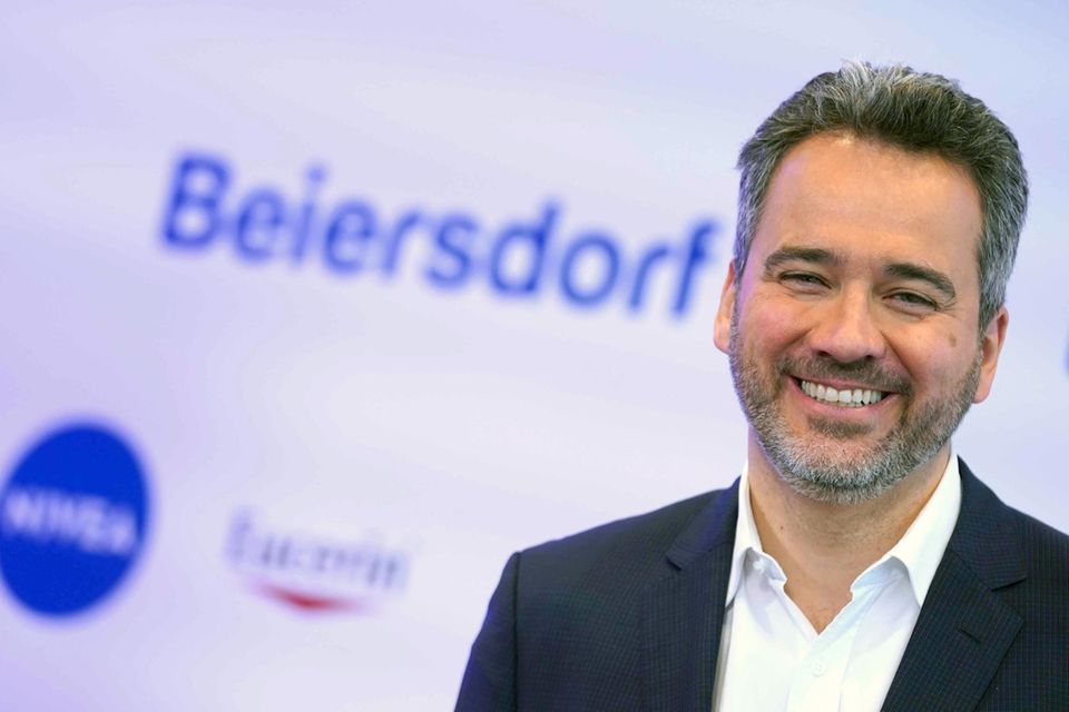 Vincent Warnery, Beiersdorf: 13,2 Mio. Euro  Der Chef des Kosmetik-Konzerns Beiersdorf (Nivea, Eucerin, Labello) ist der stille Aufsteiger im diesjährigen Gehaltsranking der Dax-CEOs. Aufgrund einer Ausschüttung von fast 11 Mio. Euro für die Erreichung langfristiger Ziele, die seit 2021 verabredet worden waren, wuchs sein Gehaltspaket 2024 einmalig um 425 Prozent, von 2,5 auf 13,2 Mio. Euro. Viel Aufsehen gab es deswegen jedoch nicht. Beiersdorf schloss insgesamt ein solides Geschäftsjahr ab.