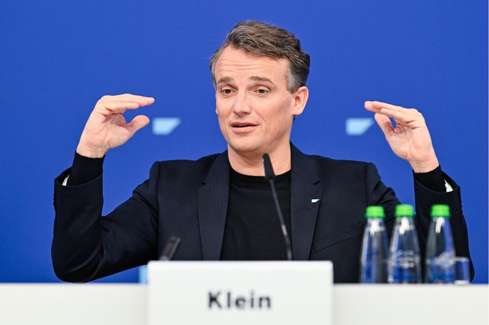 Christian Klein, SAP: 19 Mio. Euro  SAP-Chef Christian Klein kann sich über eine Gehaltserhöhung von 165 Prozent freuen: Sein Jahressalär soll von 7,2 Mio. auf 19 Mio. Euro ansteigen, wie aus dem Vergütungsbericht für das abgelaufene Geschäftsjahr hervorgeht. Die Steigerung geht vor allem auf den Höhenflug der Aktie zurück. Der 44-Jährige steigt damit auf Platz eins der Topverdiener unter den Konzernen im deutschen Leitindex Dax 40 auf. Bisher war Mercedes-Benz-Chef Ola Källenius mit 12,7 Mio. Euro der Spitzenverdiener. Die Reihenfolge kann sich aber noch verschieben, denn die meisten Dax-Vergütungsberichte für 2024 werden erst später veröffentlicht. 