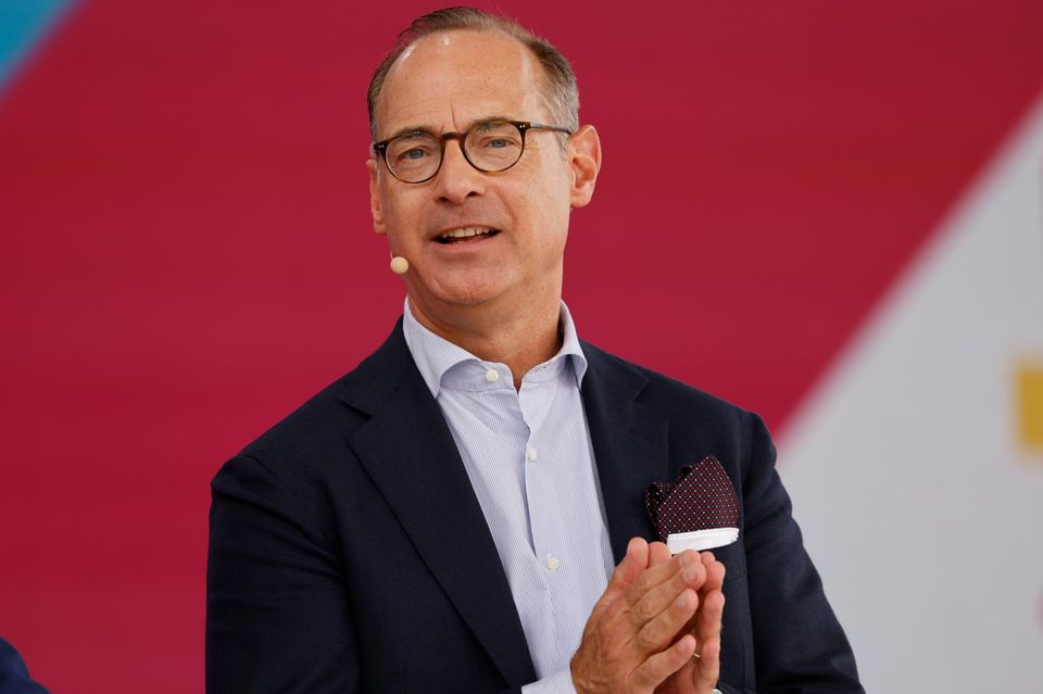 Oliver Bäte, Allianz: 9,2 Mio. Euro  Die gewährte und geschuldete Vergütung des Allianz-Chefs stieg im vergangenen Jahr um 44 Prozent auf 9,2 Mio. Euro. Hauptgrund dafür war die Auszahlung eines Langfrist-Bonus, der im 2019 gewährt wurde. Insgesamt können die Anleger zufrieden mit Bäte sein: Der Versicherungskonzern hat im vergangenen Jahr ein Ergebnis von 14,2 Mrd. Euro eingefahren – so viel wie noch nie in seiner mehr als 130-jährigen Geschichte.