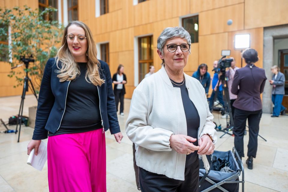 Britta Hasselmann und Katharina Dröge (Grüne) nach Einigung zum Finanzpaket