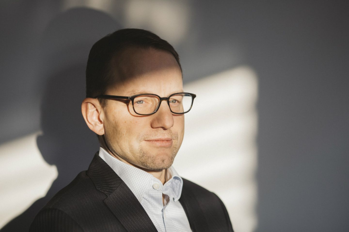 Der Verwaltungsexperte und langjährige McKinsey-Berater Sebastian Muschter wurde als kommissarischer Leiter des Berliner Landesamts für Gesundheit und Soziales in der Flüchtlingskrise bekannt. Seit 2024 ist er CEO der Beratungsfirma Adelphi