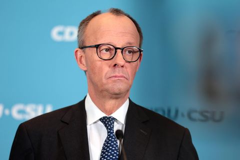 CDU-Chef Friedrich Merz will am Dienstag ein Schuldenpaket inklusive Infrastruktur-Sondervermögen durch den Bundestag bekommen