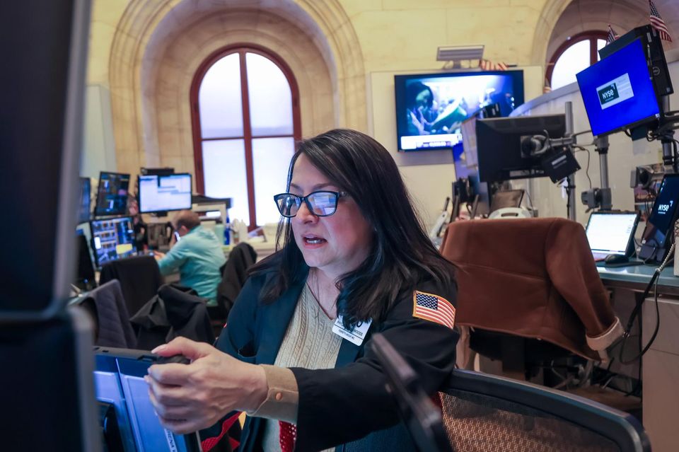 Eine Händlerin arbeitet an der New Yorker Börse