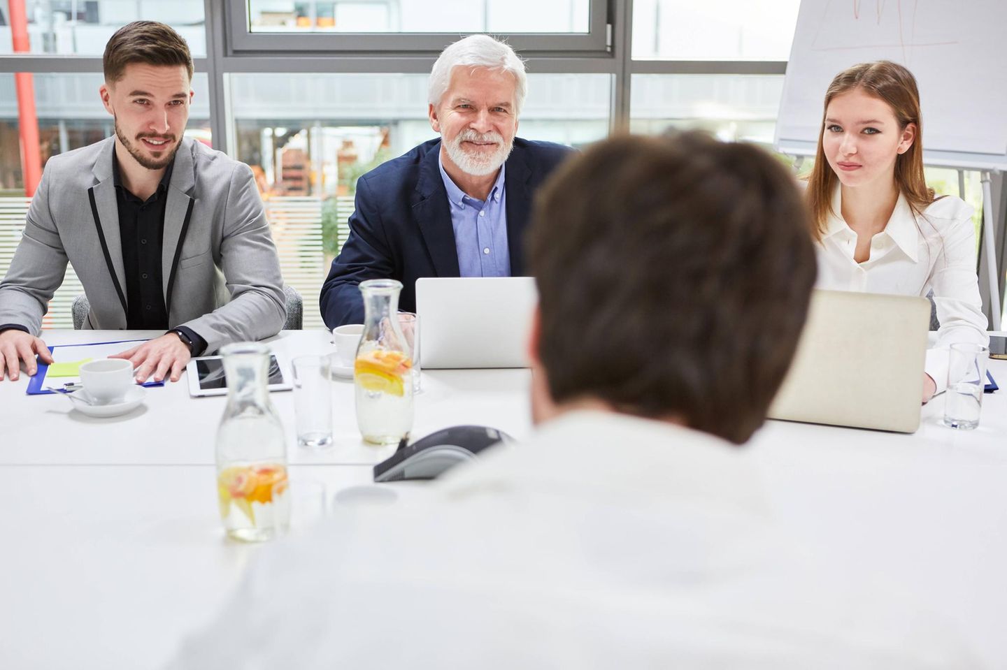 Personaler und Bewerber beim Vorstellungsgespräch. Die richtige Rückfrage stellen.