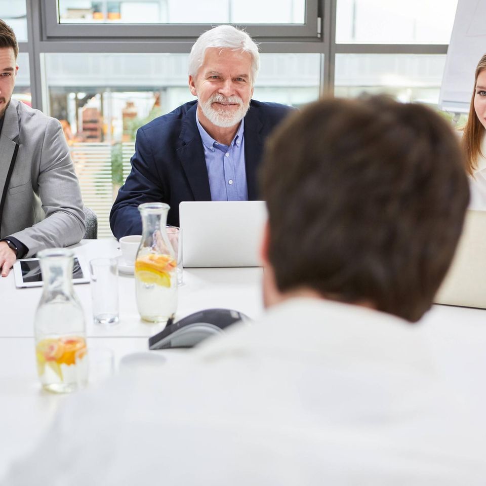 Personaler und Bewerber beim Vorstellungsgespräch. Die richtige Rückfrage stellen.