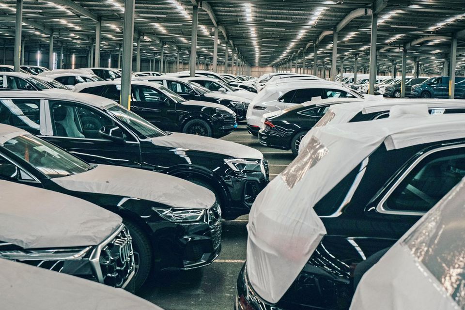In Bremerhaven warten Autos aus dem Volkswagen-Konzern auf den Export