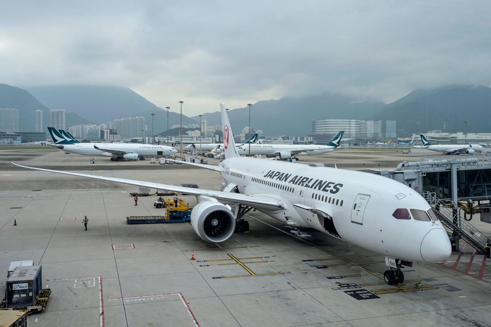 Flugzeug steht auf dem Flughafen in Hongkong